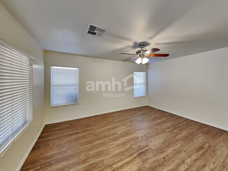 Building Photo - 4824 E Hilton Ave