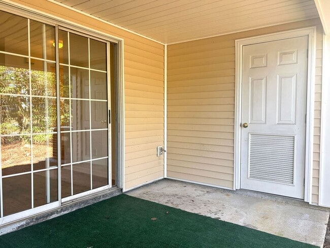 Building Photo - Available now. Great 2 BR/2.5 BA Townhome in Oak Bluff!