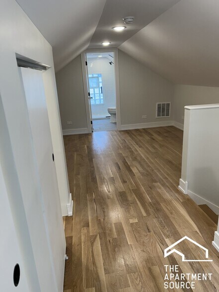 Building Photo - 858 N Paulina St