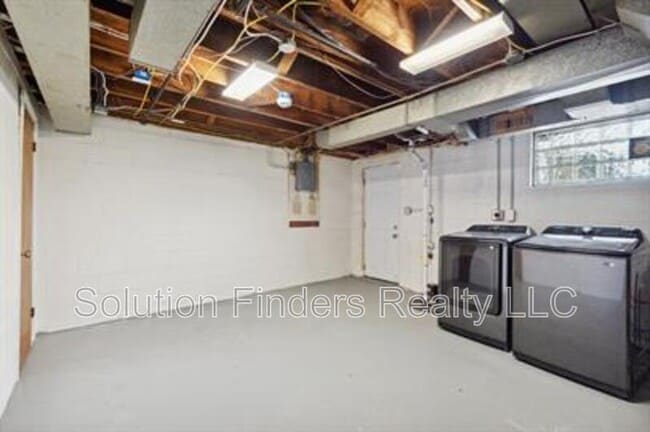 Building Photo - 3458 6th St