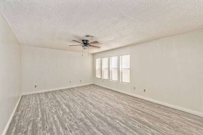 Building Photo - 2080 E Karen Ave