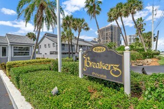 Building Photo - Make this your Florida getaway!
