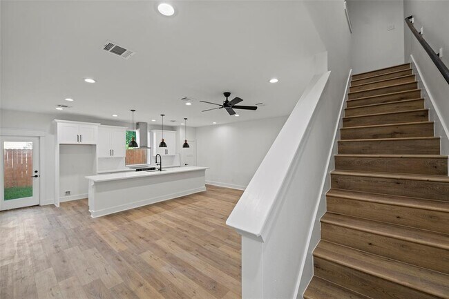 Building Photo - 8419 Venus St
