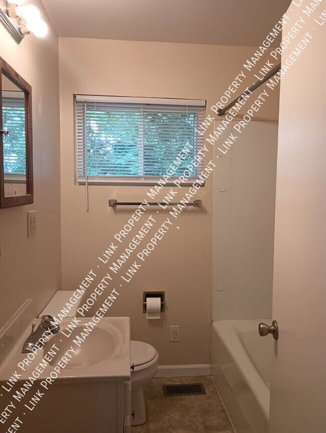 Building Photo - Don't Miss this Charming 2 bedroom with Ga...