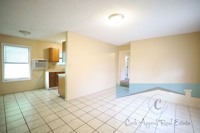 Building Photo - Spacious 1 bed /1 full bath apt