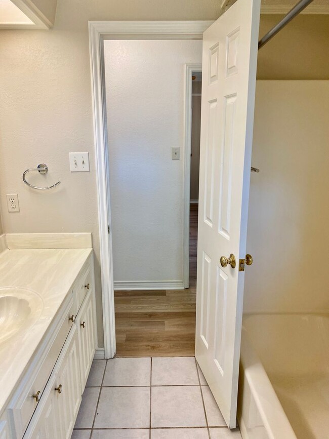 Building Photo - Lovely Home in Downtown Granbury