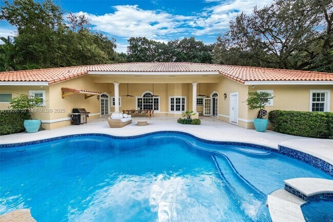 Building Photo - 1033 Almeria Ave