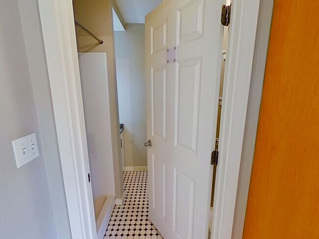 Building Photo - Recently Renovated Studio Right on Park Dr...