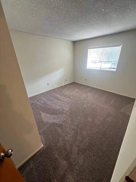 Second bedroom - 3262 Montrose Ave