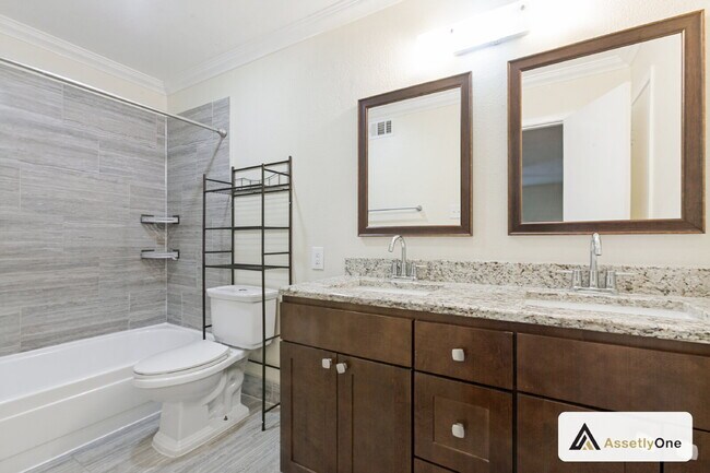 Building Photo - Updated North Dallas Townhome | 2 Pools | Clubhouse | Richardson ISD | Private Backyard