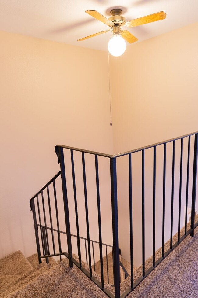 Building Photo - Updated Boise Ave. Townhome in great location!
