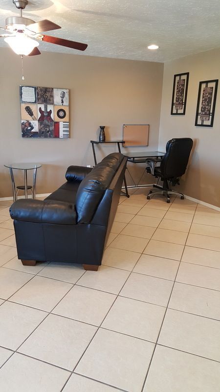 Building Photo - Pinon Bluffs Executive Suite Fully Furnished
