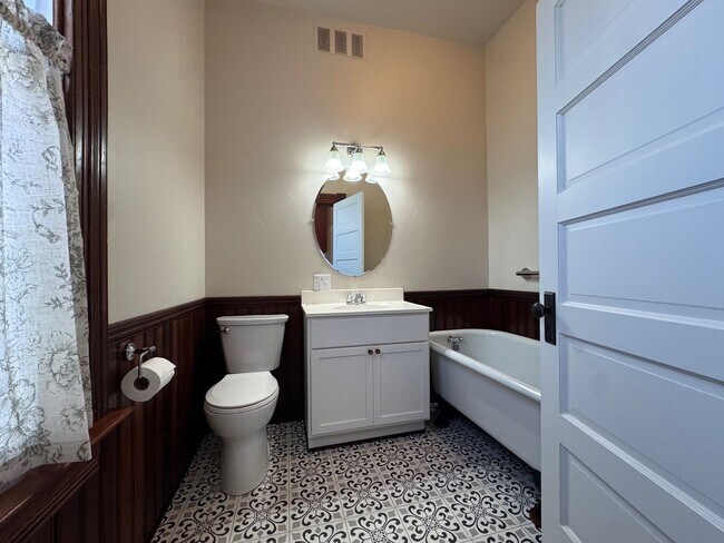 Building Photo - 801 Summer St