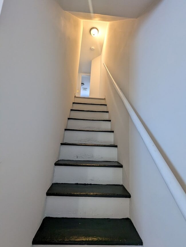 Building Photo - Charming two level row house in downtown Frederick available now!