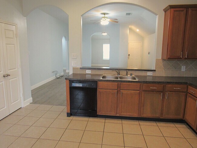 Building Photo - Conveniently located 3/2 home close to Spr...