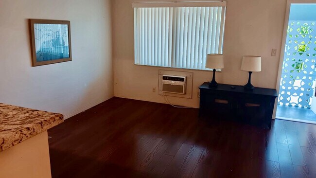 Building Photo - 2000 NE 51st Ct