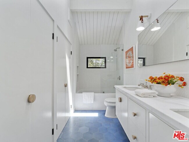 Building Photo - 2304 Vestal Ave