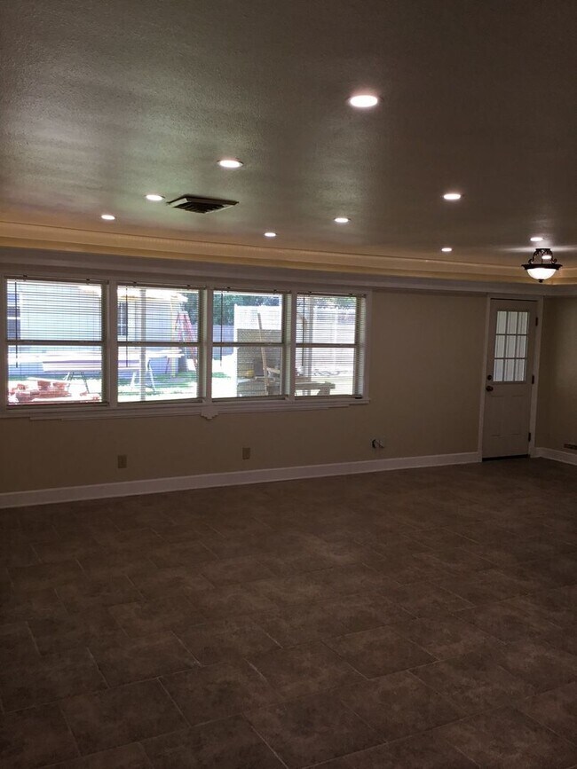 Building Photo - GORGEOUS 4/3 BROADMOOR HOME-UPDATED-MUST SEE