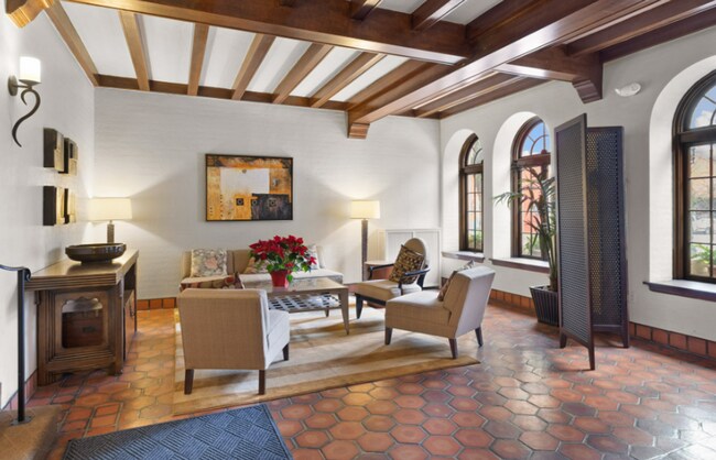 Building Photo - Charming Goose Hollow Condo – Hardwood Flo...