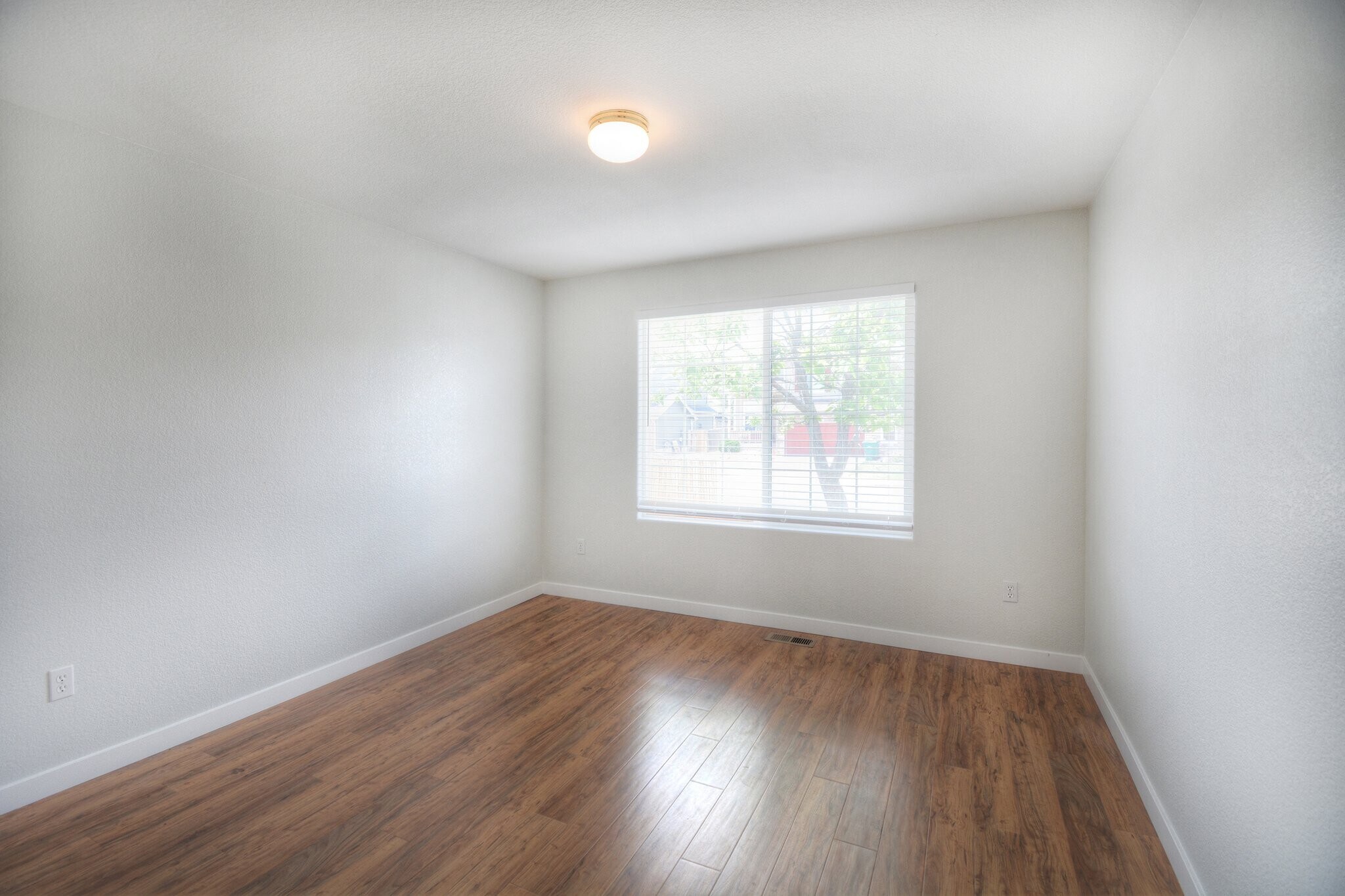 Building Photo - 1325 Legend Oak Dr