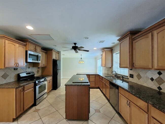 Building Photo - 17207 Meadow Heights Dr