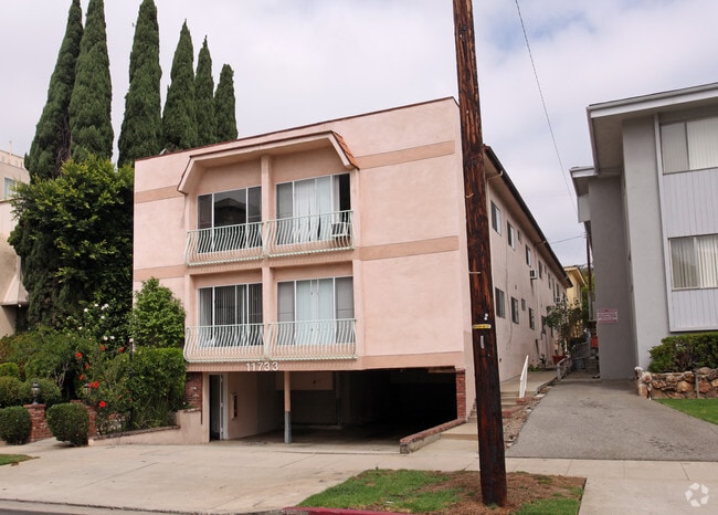Building Photo - Jewel box in the heart of Brentwood. Walke...