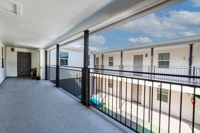 Building Photo - 914 Church St