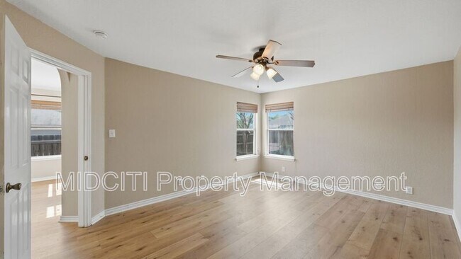 Building Photo - 2432 Medina Dr