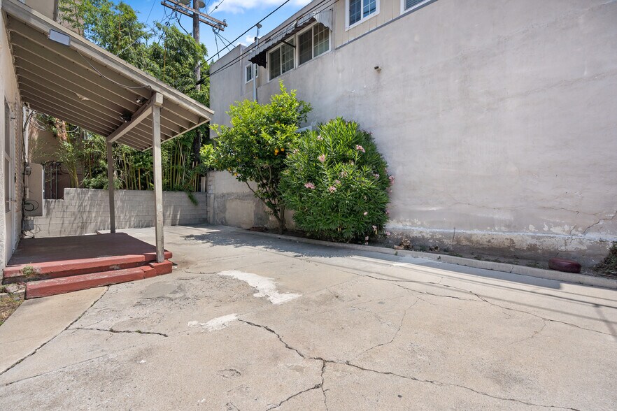Building Photo - 1142 S Serrano Ave