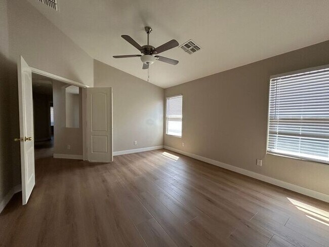 Building Photo - 434 E Chicory Pl