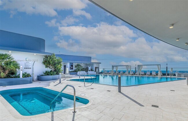 Building Photo - 1000 Brickell Plaza