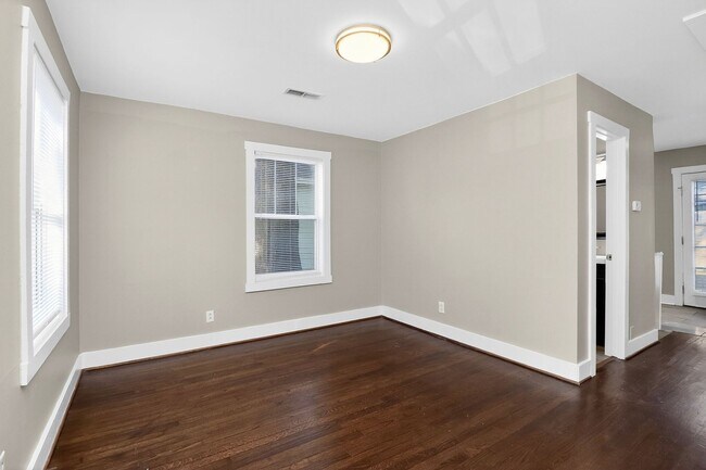 Building Photo - Beautiful 2 Bedroom Belmont Bungalow