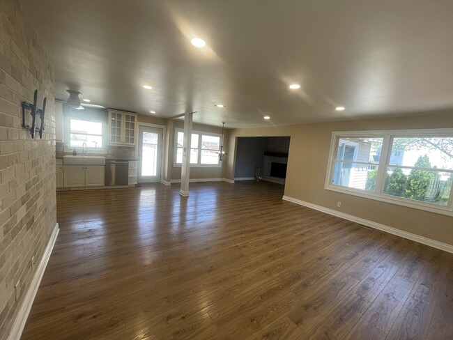 Building Photo - 13658 W Birchwood Dr