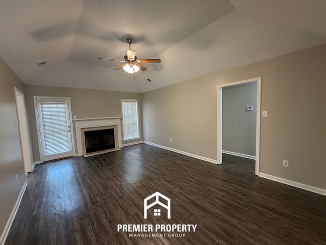 Building Photo - Bright 3BR/2BA Oakland Home w/ Vaulted Ceilings, Fireplace & Fenced Yard