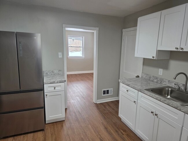 Building Photo - 8 W Chestnut Hill Rd