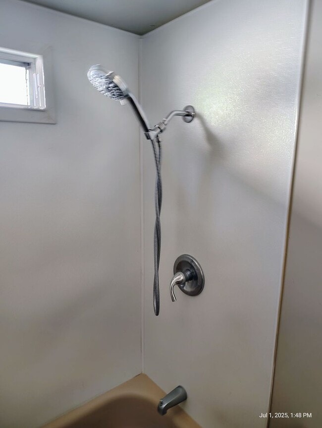 Building Photo - Quiet 2bedroom 1 bath mobile in Country