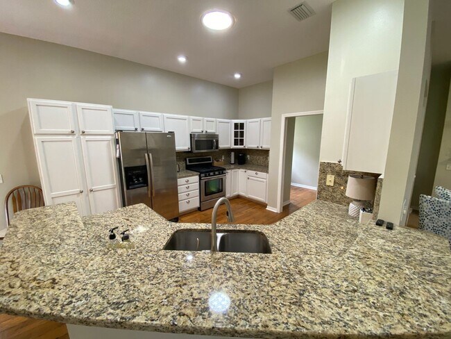 Building Photo - SEASONAL RENTAL in Glenview - 3 Beds, 2 Ba...