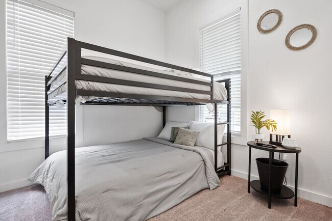 Building Photo - 921 E Hattie St