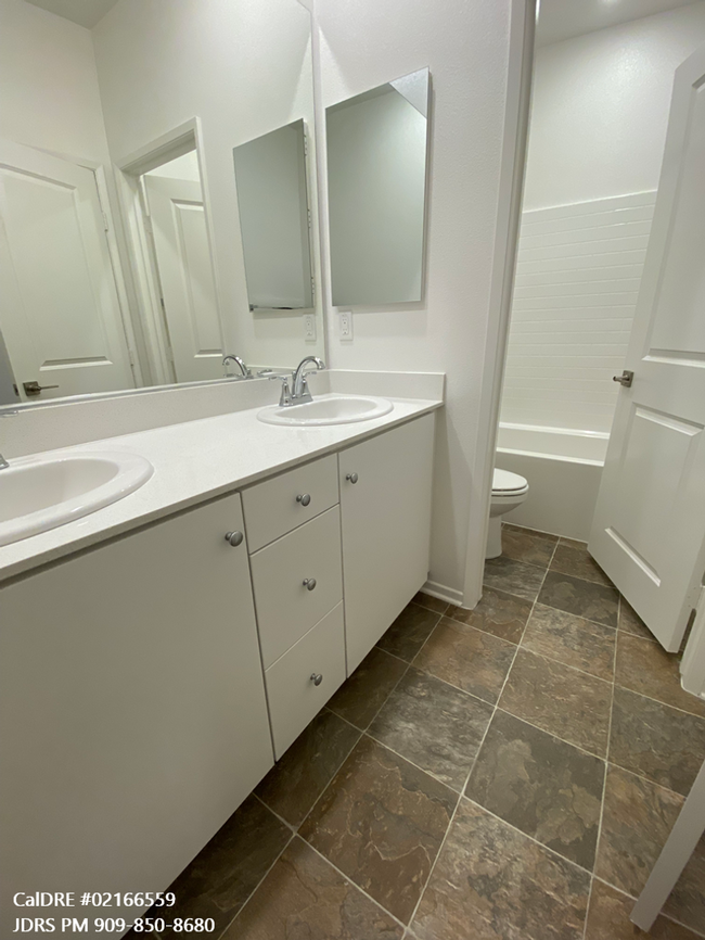 Building Photo - Fontana 3 Bedroom Home