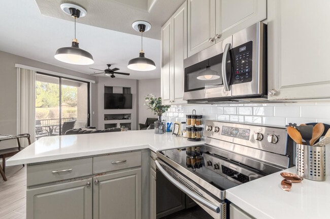 Building Photo - 705 W Queen Creek Rd