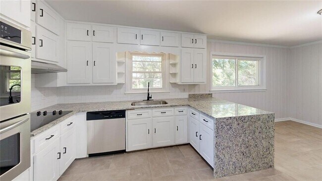 Building Photo - 8 Larose Dr SW