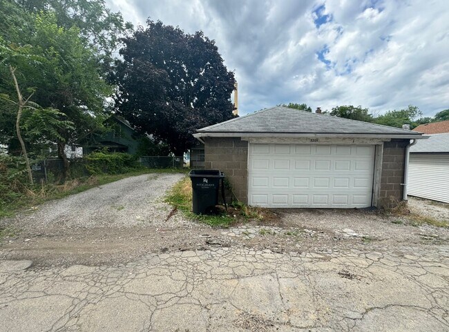 Building Photo - Large Augustana Rental Home