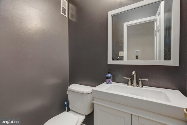 Building Photo - 6813 Market Square Dr