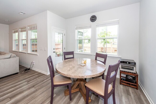 Building Photo - 6 Bedroom 4.5 Bath in Limehouse Village - Summerville