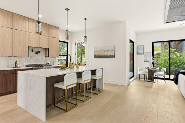 Building Photo - 2300 Bluebonnet Ln