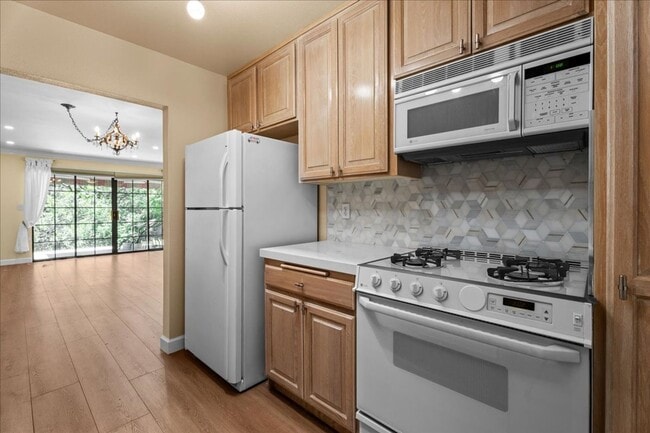 Building Photo - Updated Porter Ranch Townhome with Scenic ...