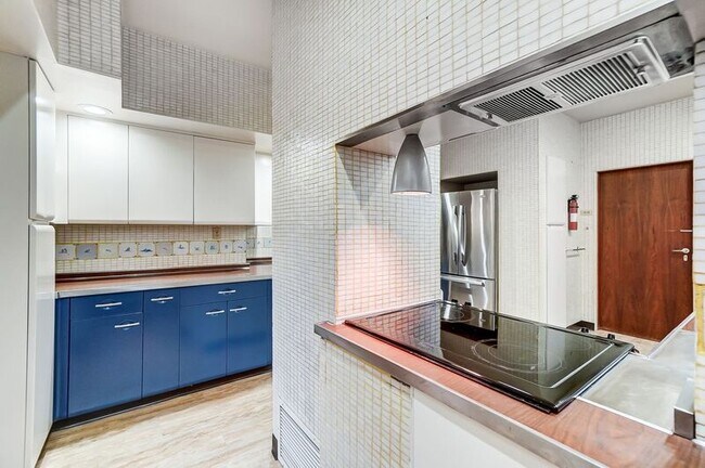 Building Photo - 2881 Observatory Ave