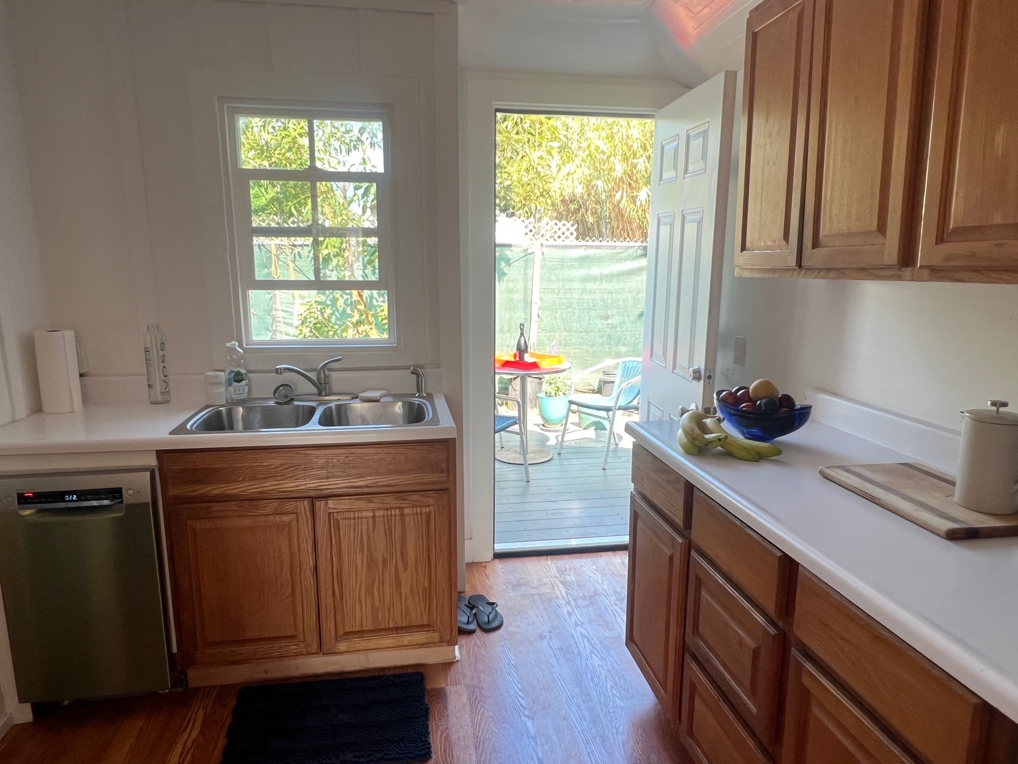 kitchen with dishwasher - 539 Brooks Ave