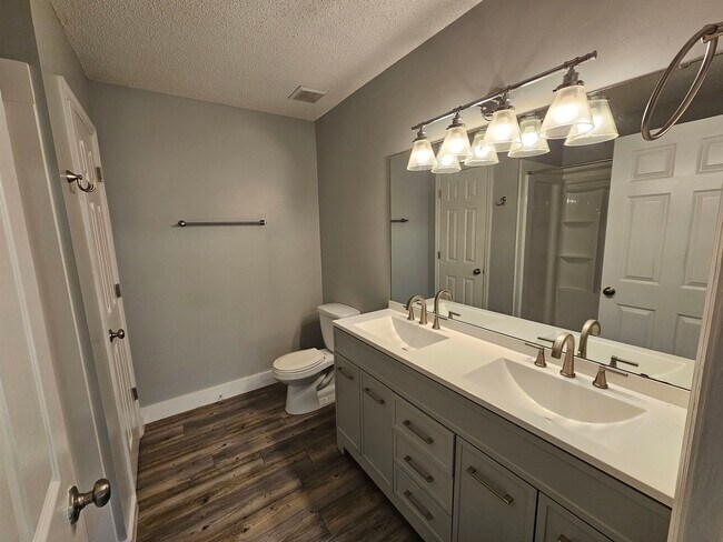 Building Photo - 2428 Beechnut Ln