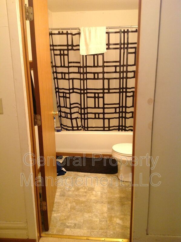 Building Photo - 3 Bed 1 Bath close to UWEC and downtown! A...